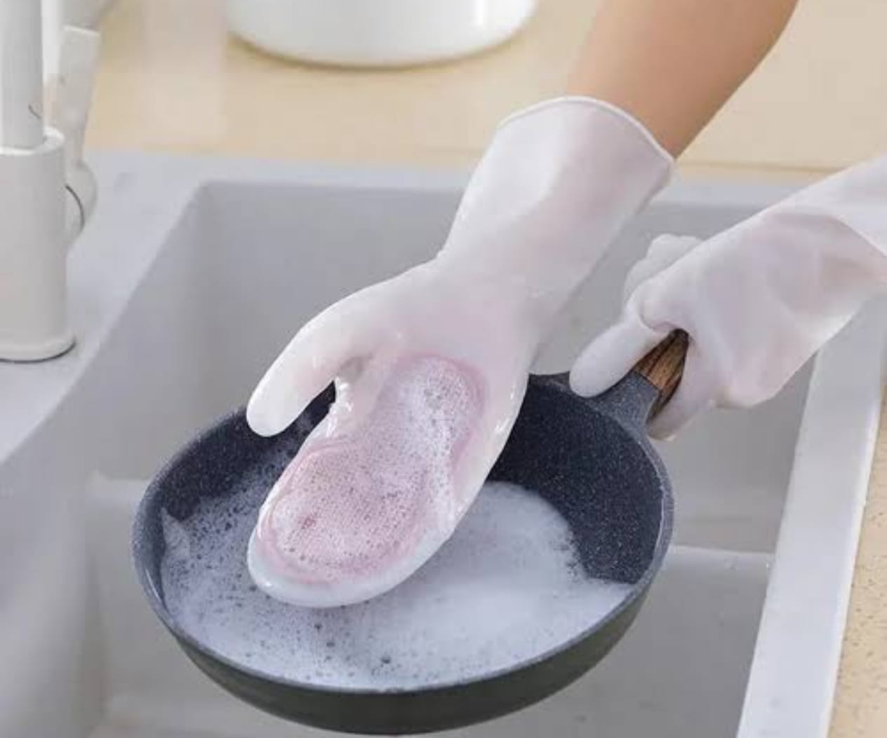 MAGIC CLEANING GLOVE BRUSH